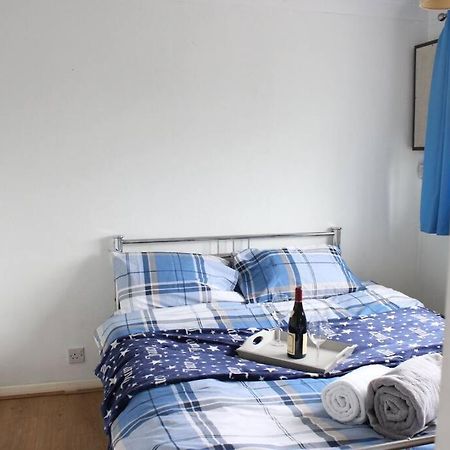 Private & Comfortable 2 Bedroom Home Away From Home Stanwell Exterior foto