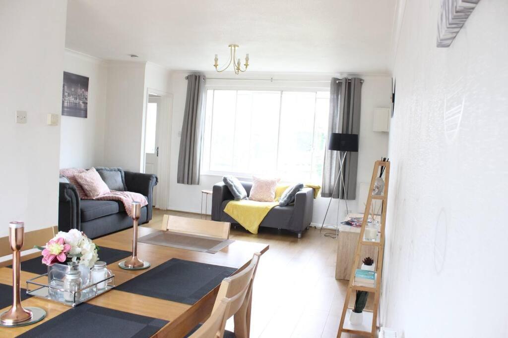 Private & Comfortable 2 Bedroom Home Away From Home Stanwell Exterior foto